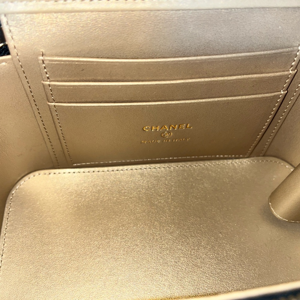 Chanel pearl crush vanity bag - Picture 3 of 7